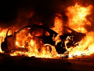 Θεσσαλονίκη: Νύχτα με μικρή ένταση - Στις φλόγες Ι.Χ. και φθορές σε ΑΤΜ